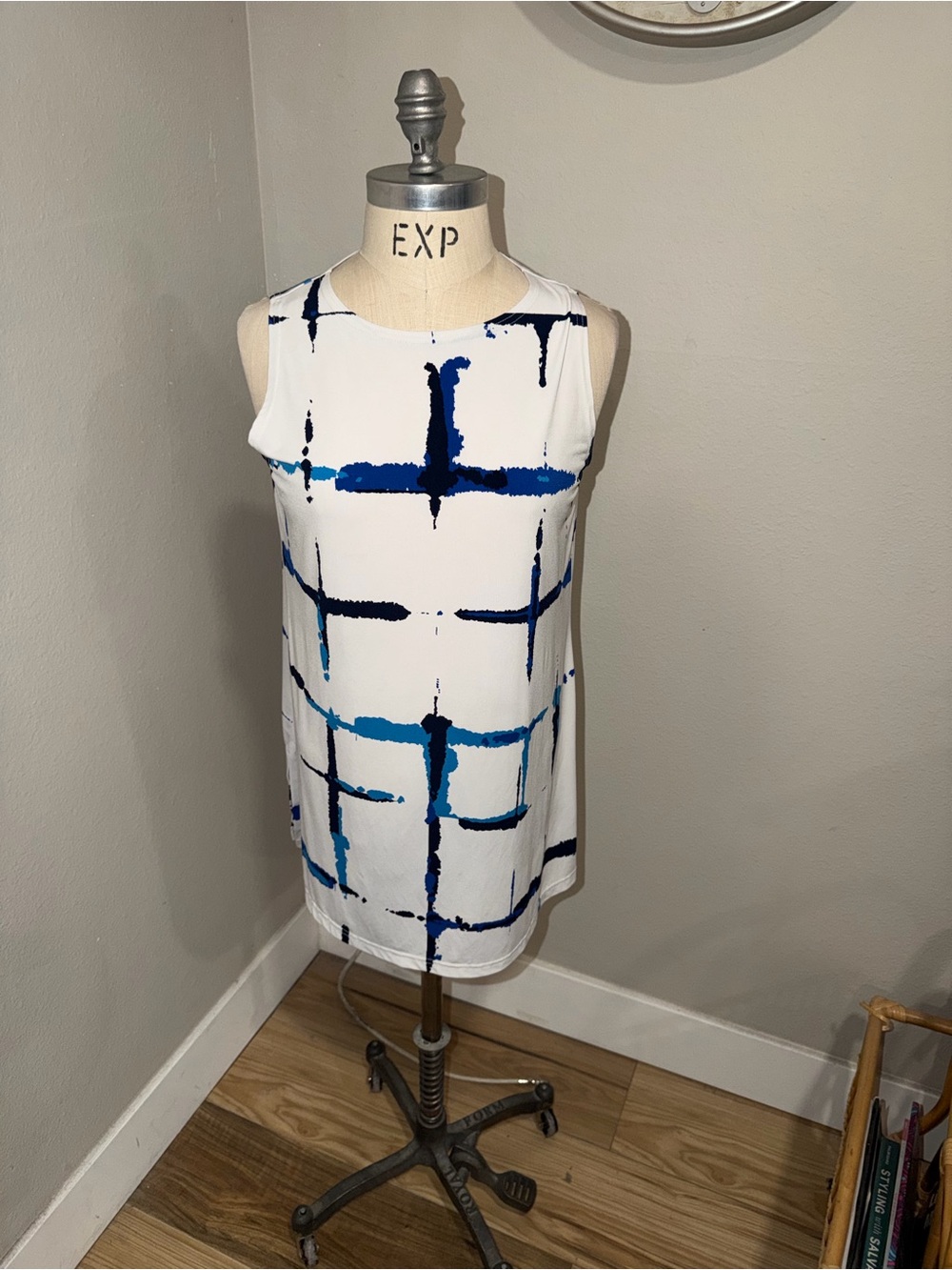 White and Blue Sleeveless Tunic Sz12 Pit to Pit 21 in. Poly/Spandex Blend